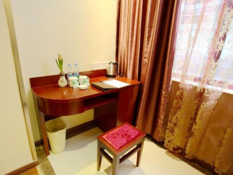 Greentree Inn Shanghai Hongqiao Metro Station Express Hotel Bagian luar foto